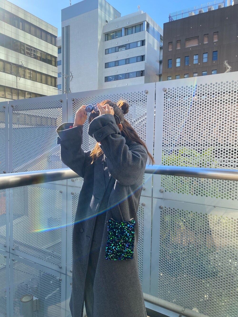 グレー系のその他アウター、ブルー系のデニムパンツ、グリーン系のショルダーバッグを着用したレディースの秋コーディネートの5枚目の写真