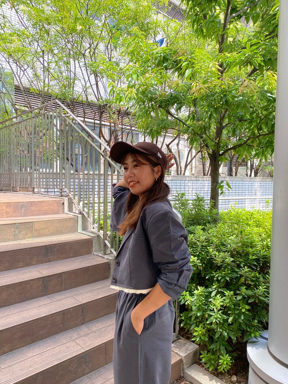 グレー系のテーラードジャケット、グレー系のその他パンツ、ブラウン系のキャップを着用したレディースの秋コーディネートの4枚目の写真