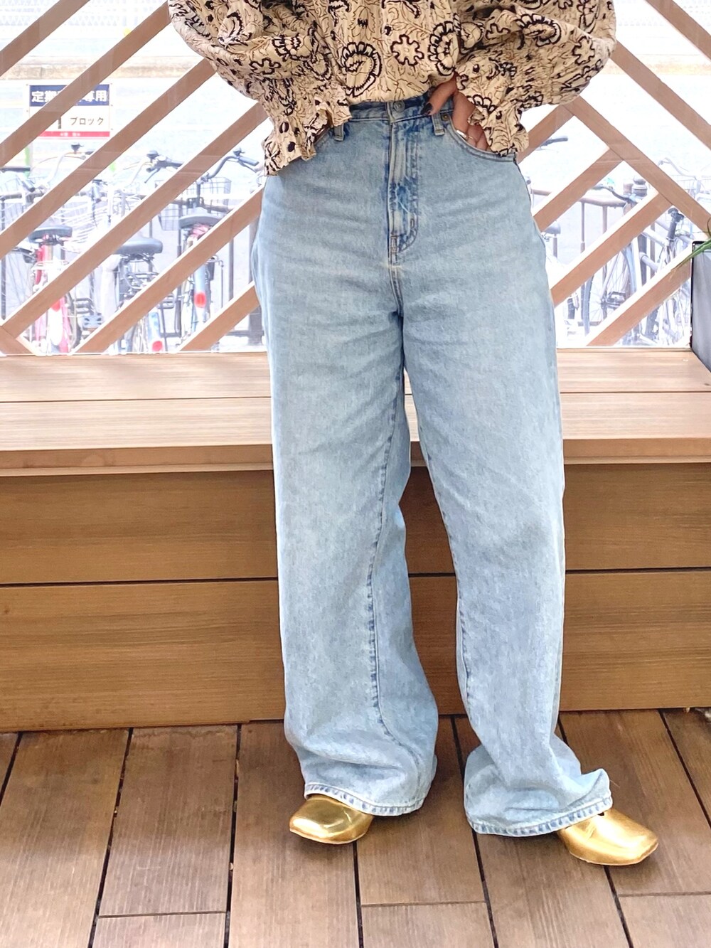 その他のシャツ/ブラウス、ブルー系のデニムパンツ、ゴールド系のパンプスを着用したレディースの春コーディネートの7枚目の写真