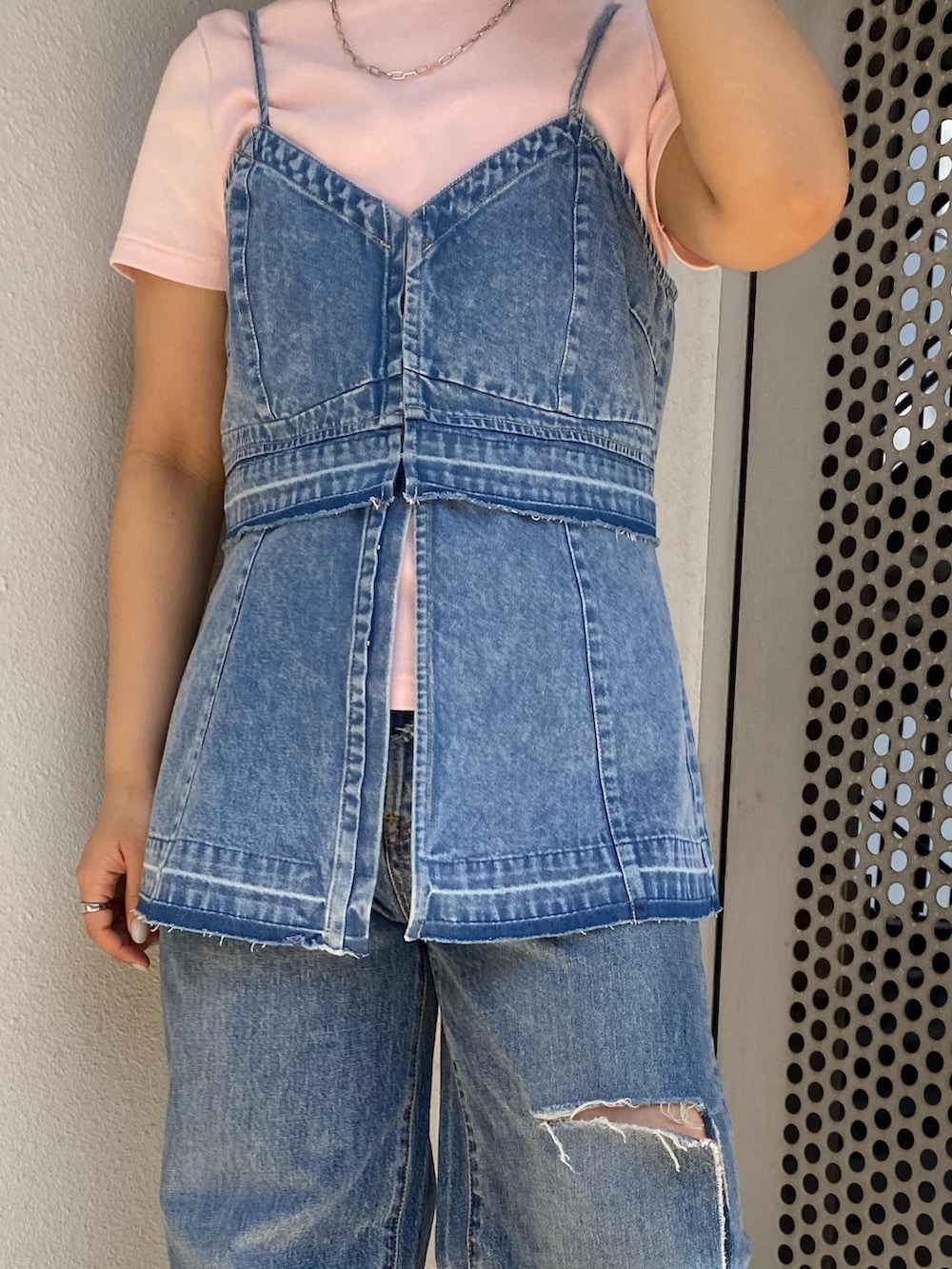 ピンク系のTシャツ/カットソー、ブルー系のキャミソール、ブルー系のデニムパンツを着用したレディースの春コーディネートの5枚目の写真