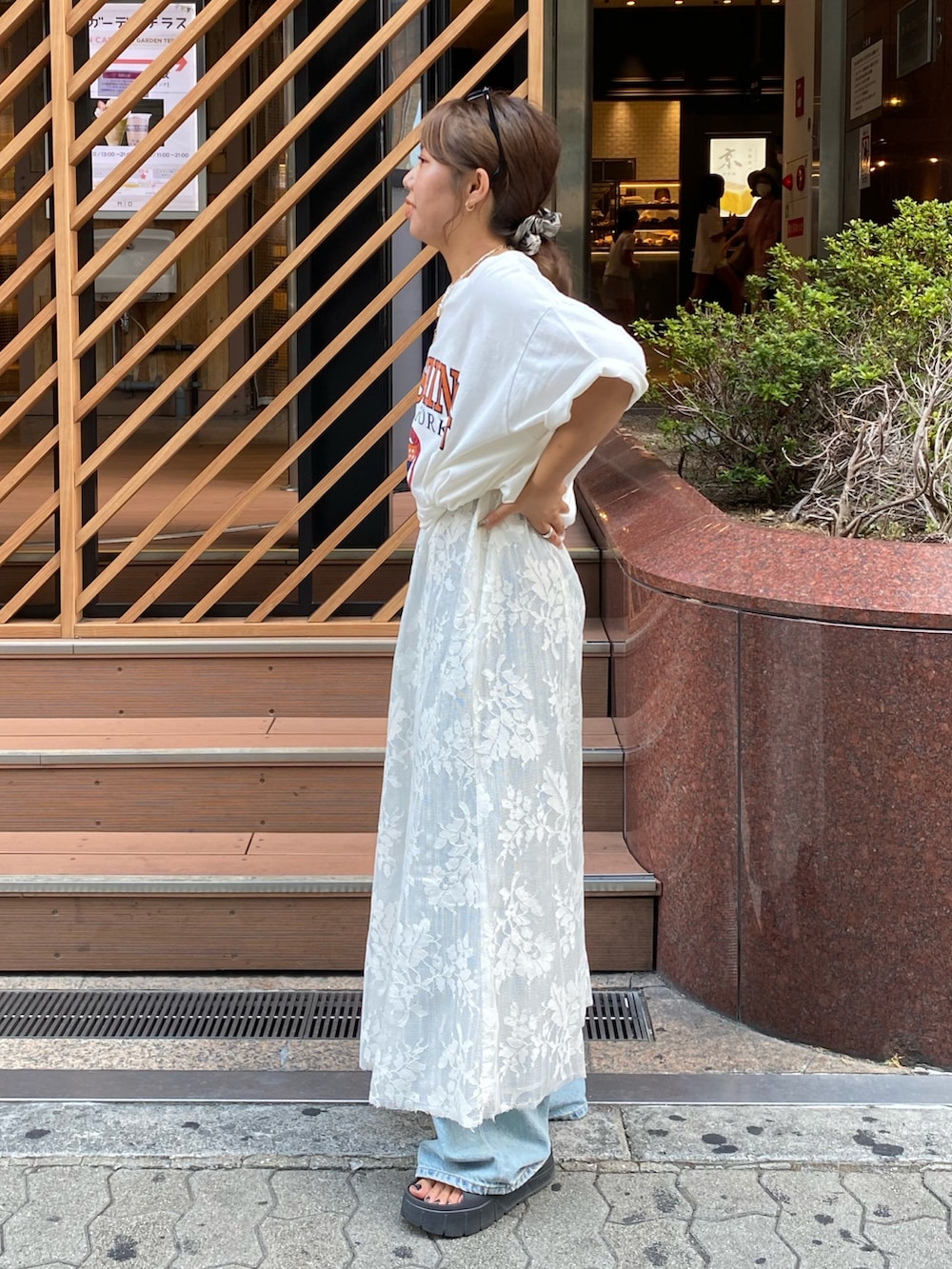 ホワイト系のTシャツ/カットソー、ホワイト系のワンピースを着用したレディースの秋コーディネートの3枚目の写真