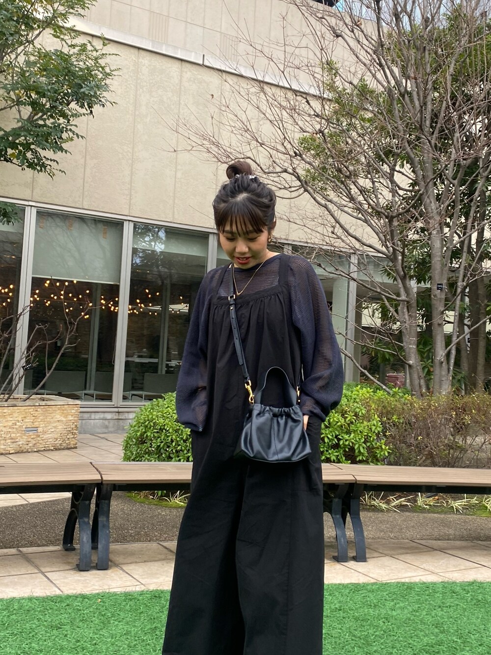 グレー系のTシャツ/カットソー、ブラック系のつなぎ/オールインワンを着用したレディースの春コーディネートの3枚目の写真