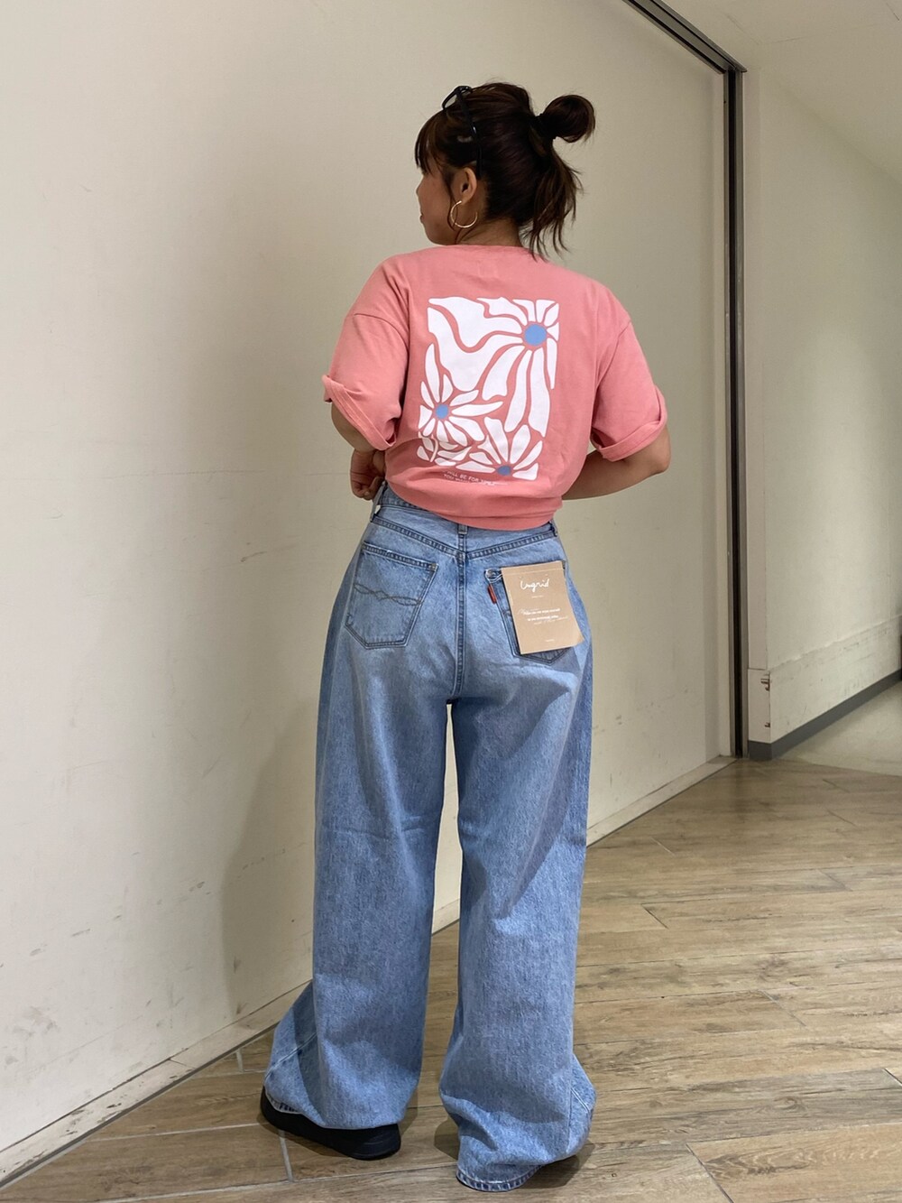 ピンク系のTシャツ/カットソー、ブルー系のデニムパンツを着用したレディースの夏コーディネートの3枚目の写真