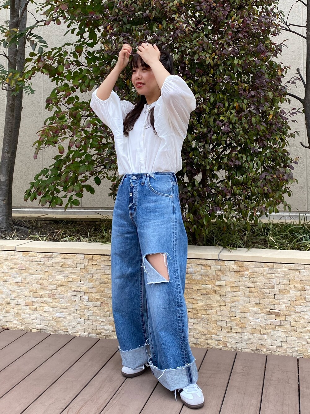 ホワイト系のシャツ/ブラウス、ブルー系のデニムパンツを着用したレディースの春コーディネートの2枚目の写真