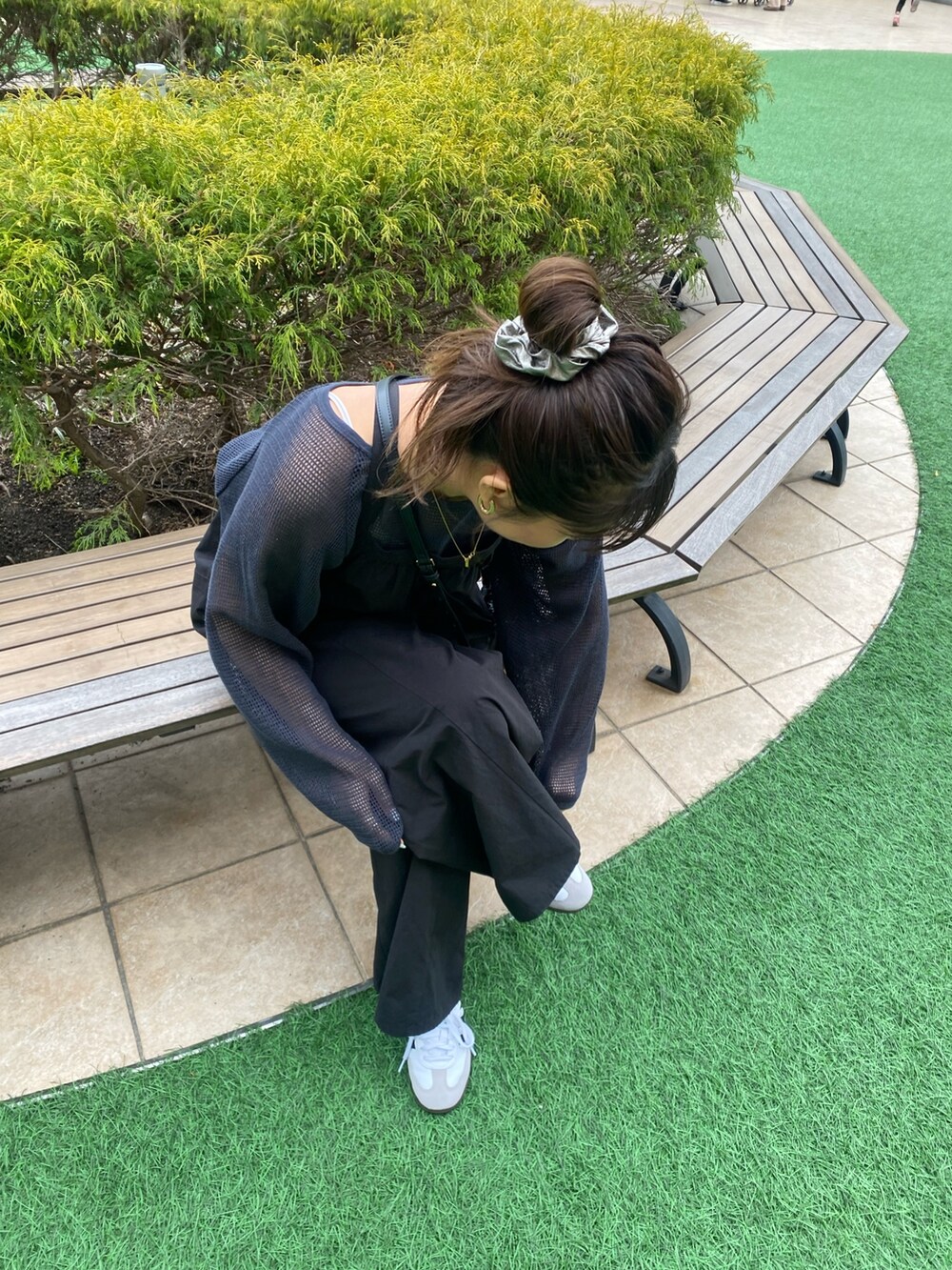 グレー系のTシャツ/カットソー、ブラック系のつなぎ/オールインワンを着用したレディースの春コーディネートの5枚目の写真