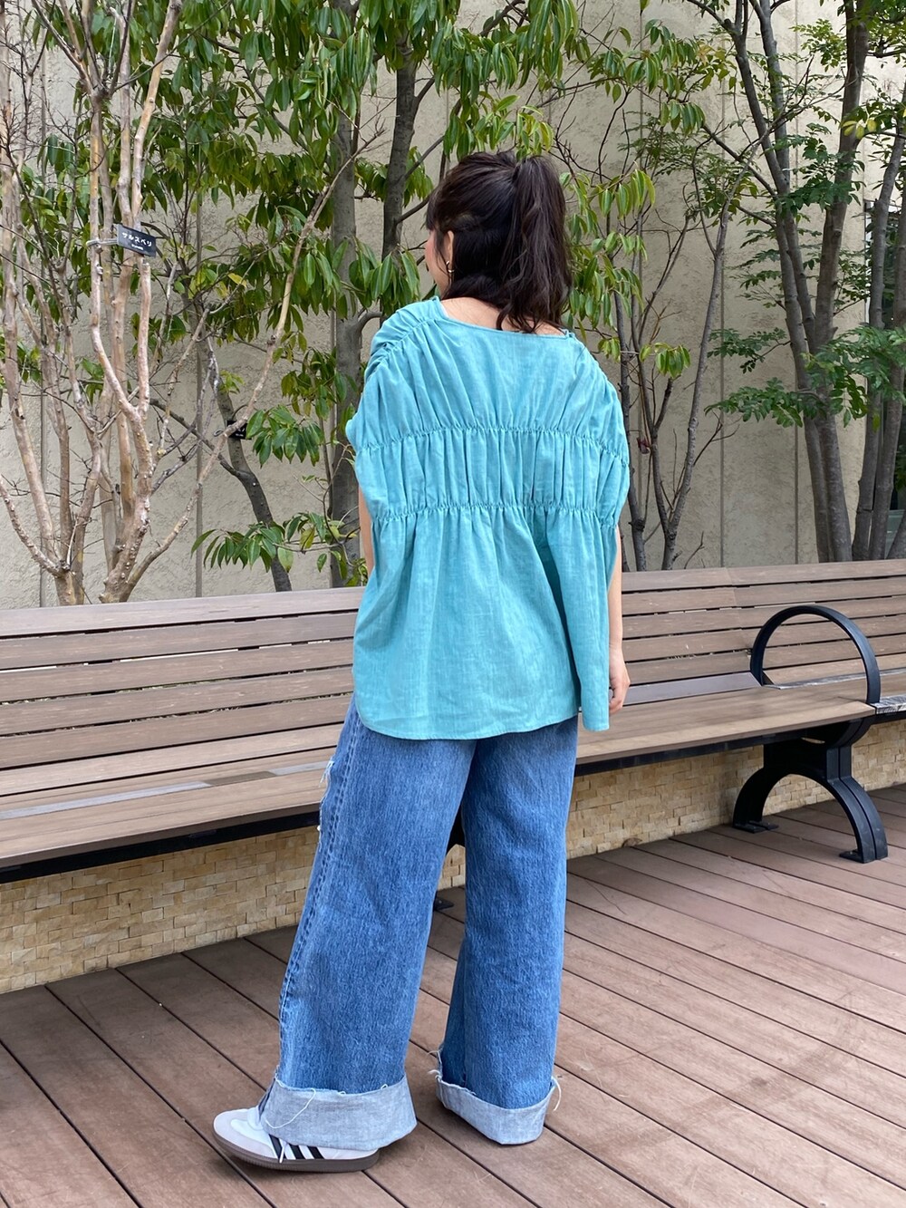 ブルー系のシャツ/ブラウス、ブルー系のデニムパンツを着用したレディースの春コーディネートの4枚目の写真