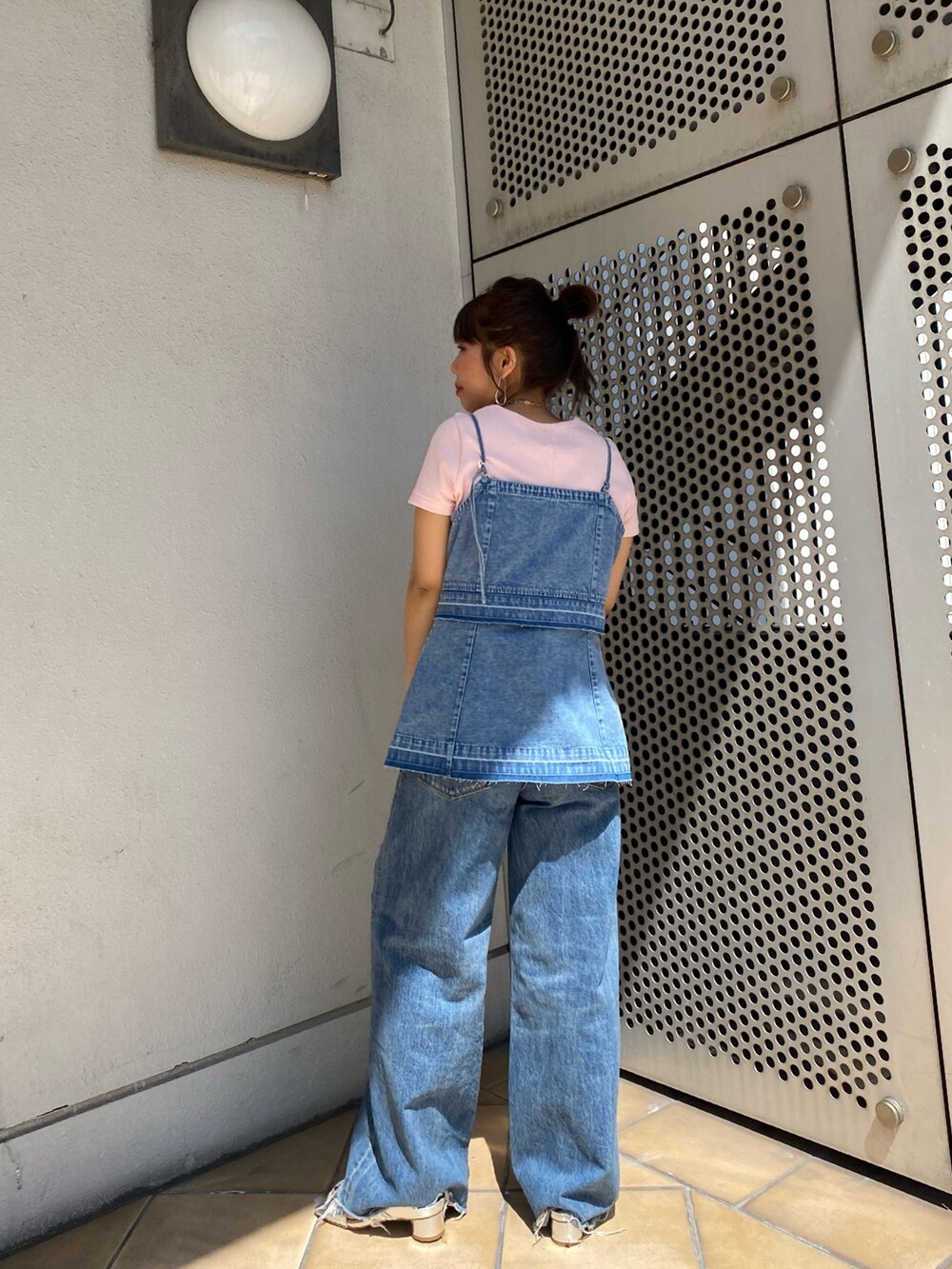 ピンク系のTシャツ/カットソー、ブルー系のキャミソール、ブルー系のデニムパンツを着用したレディースの春コーディネートの3枚目の写真