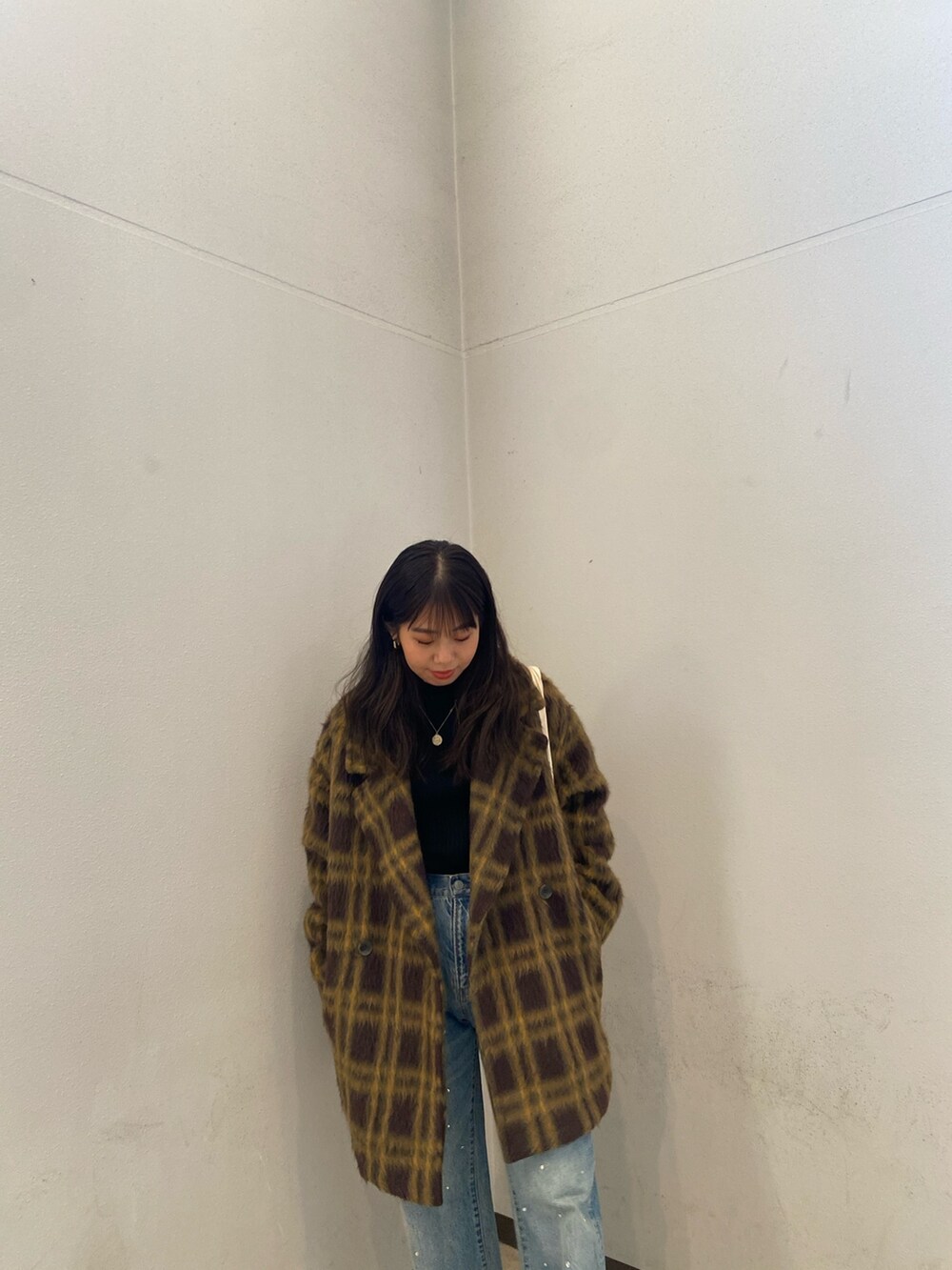 その他のピーコート、ブルー系のデニムパンツ、ブラック系のニット/セーターを着用したレディースの冬コーディネートの5枚目の写真