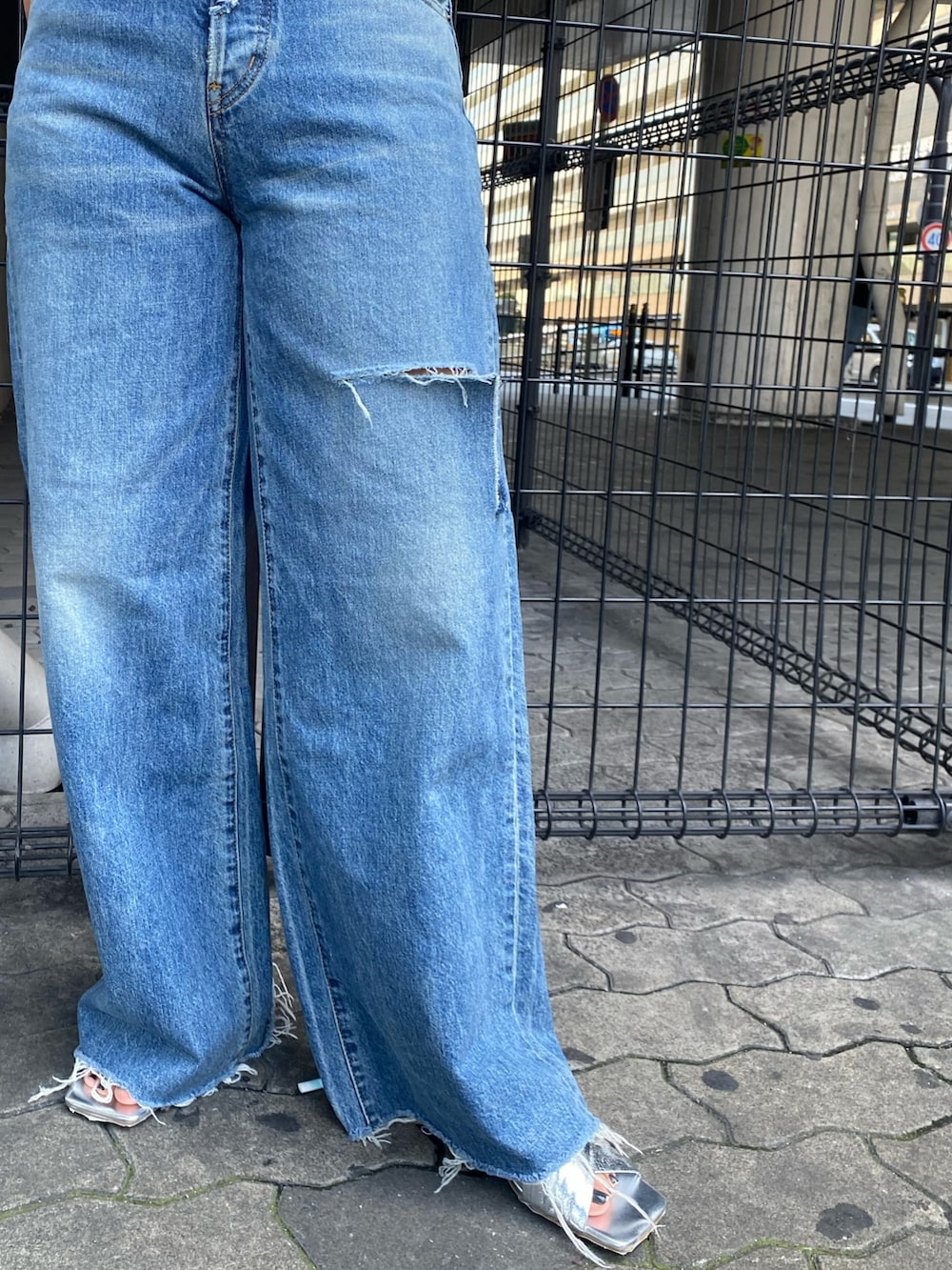 ブルー系のデニムパンツ、グレー系のTシャツ/カットソー、ブルー系のキャミソールを着用したレディースの春コーディネートの7枚目の写真