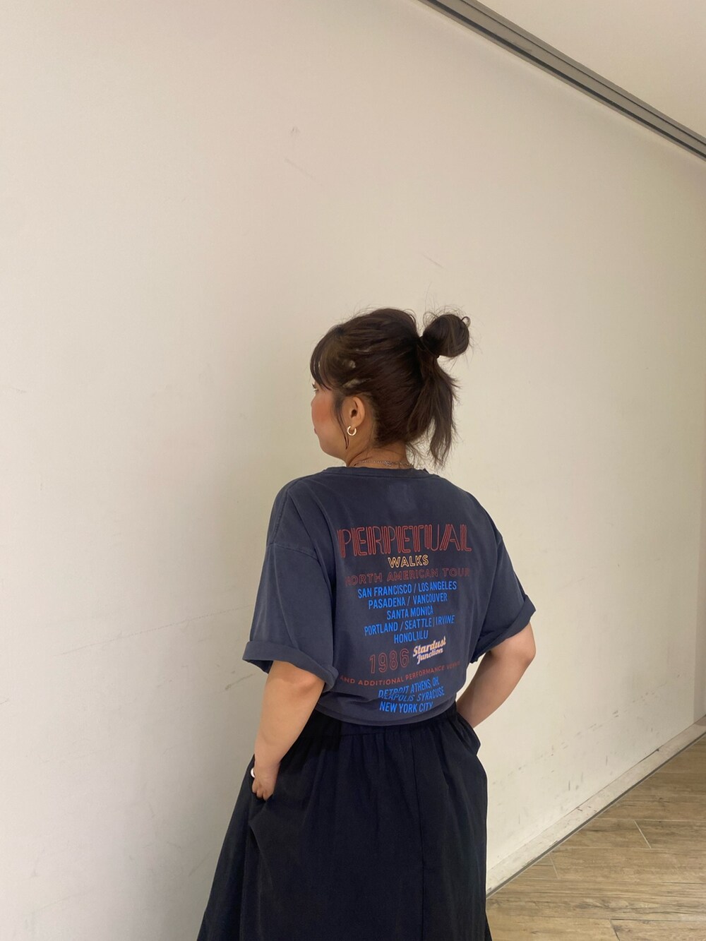 ホワイト系のTシャツ/カットソー、ブラック系のワンピースを着用したレディースの春コーディネートの4枚目の写真