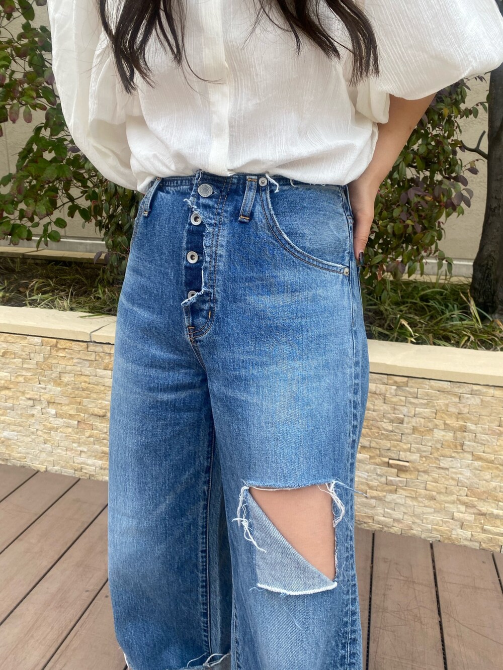 ホワイト系のシャツ/ブラウス、ブルー系のデニムパンツを着用したレディースの春コーディネートの7枚目の写真