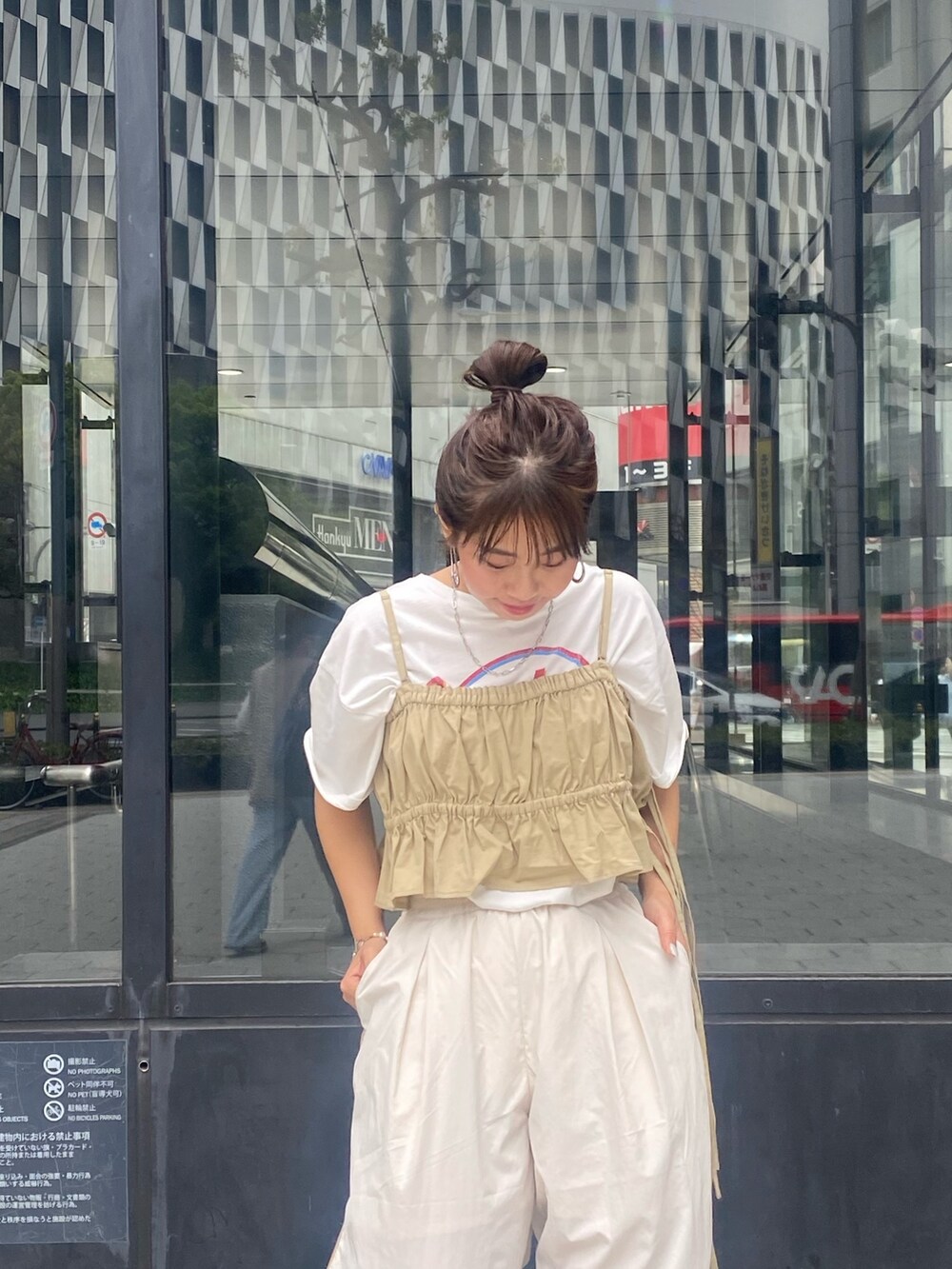 ホワイト系のTシャツ/カットソー、ホワイト系のその他パンツ、シルバー系のサンダルを着用したレディースの春コーディネートの6枚目の写真