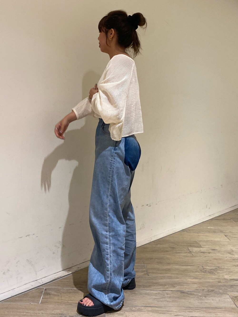 ホワイト系のTシャツ/カットソー、ブルー系のデニムパンツを着用したレディースの夏コーディネートの2枚目の写真