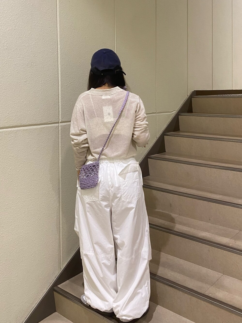 ホワイト系のカーディガン/ボレロ、ホワイト系のその他パンツ、パープル系のショルダーバッグを着用したレディースの春コーディネートの3枚目の写真