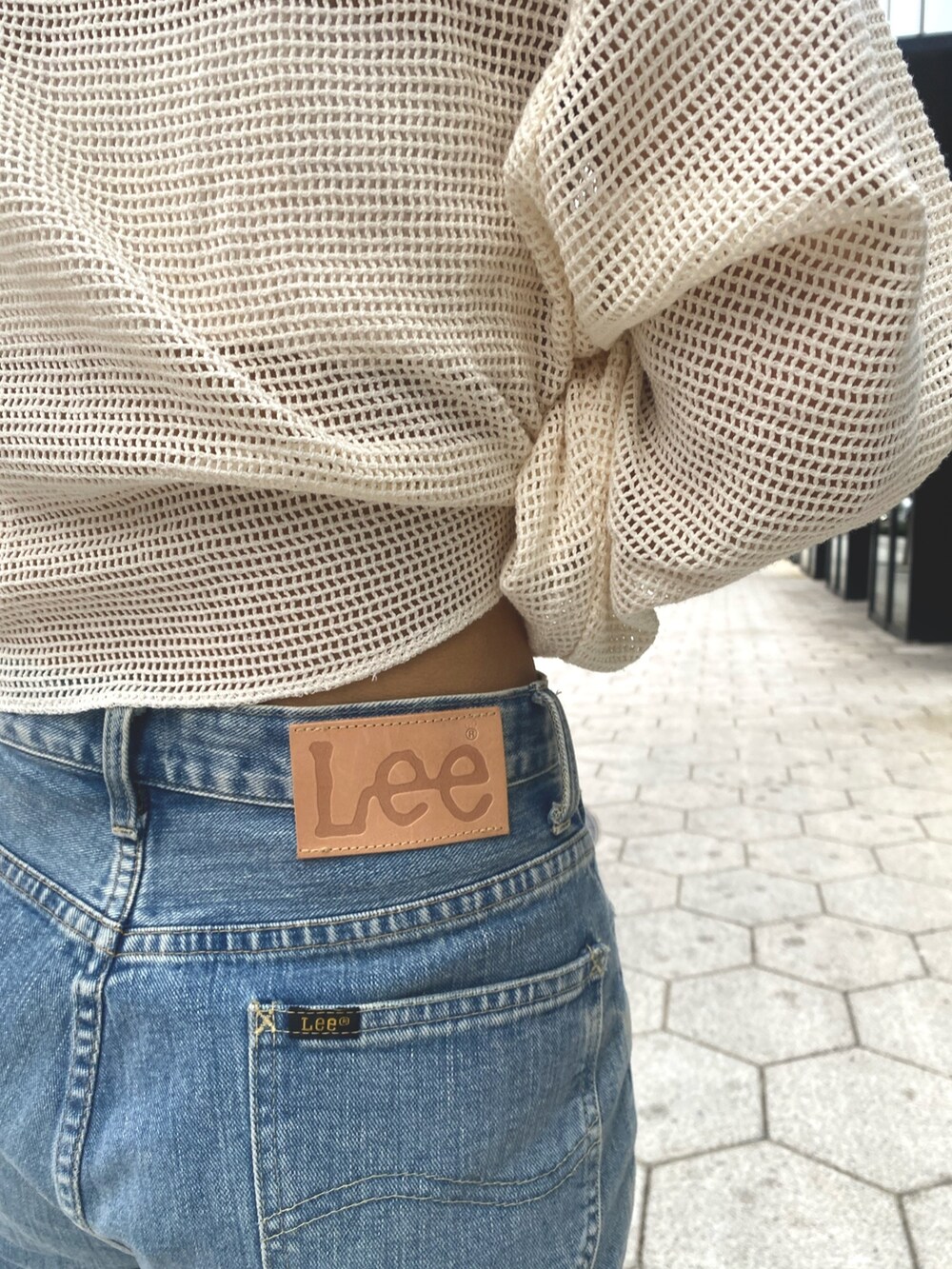 ホワイト系のTシャツ/カットソー、ブルー系のデニムパンツを着用したレディースの冬コーディネートの7枚目の写真