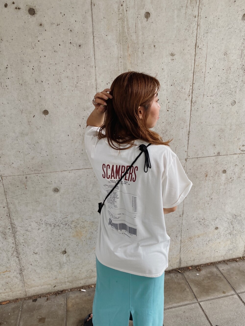 ホワイト系のTシャツ/カットソー、ブルー系のワンピースを着用したレディースの夏コーディネートの2枚目の写真