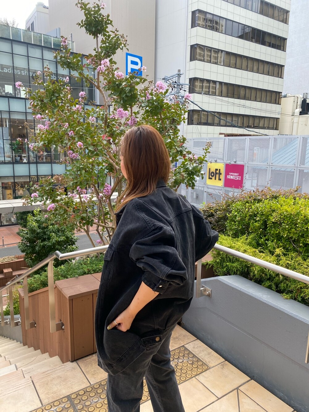 ブラック系のデニムジャケット、ブラック系のデニムパンツ、ピンク系のニット/セーターを着用したレディースの秋コーディネートの5枚目の写真