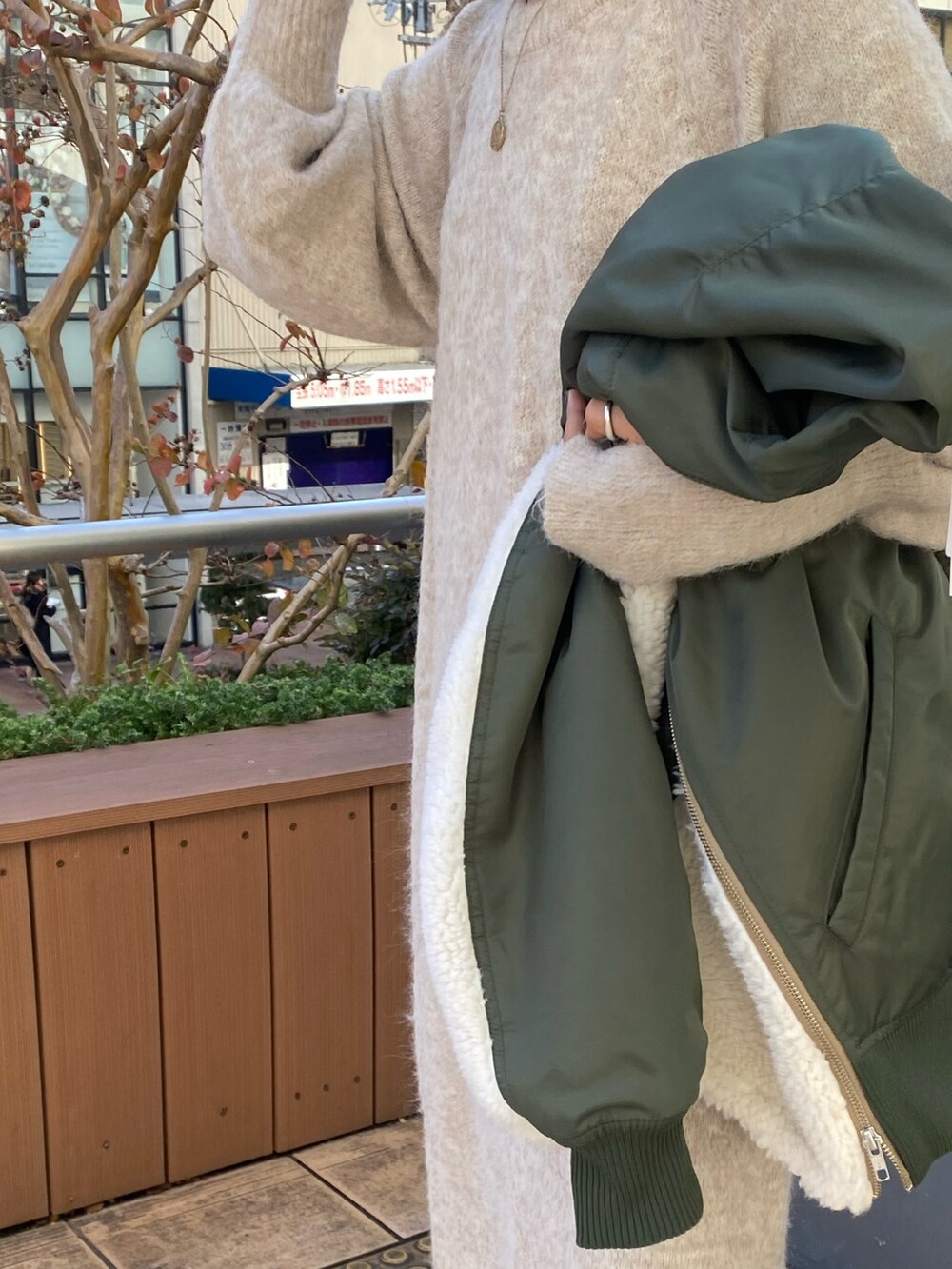 グリーン系のMA-1、ホワイト系のワンピースを着用したレディースの秋コーディネートの5枚目の写真