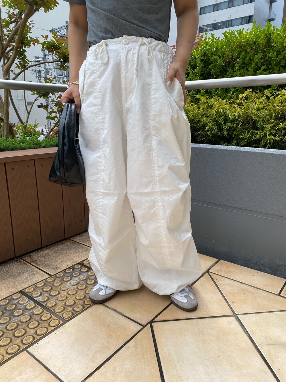 グレー系のTシャツ/カットソー、ホワイト系のその他パンツを着用したレディースの春コーディネートの6枚目の写真