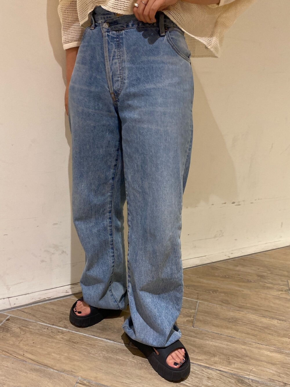 ホワイト系のTシャツ/カットソー、ブルー系のデニムパンツを着用したレディースの夏コーディネートの5枚目の写真