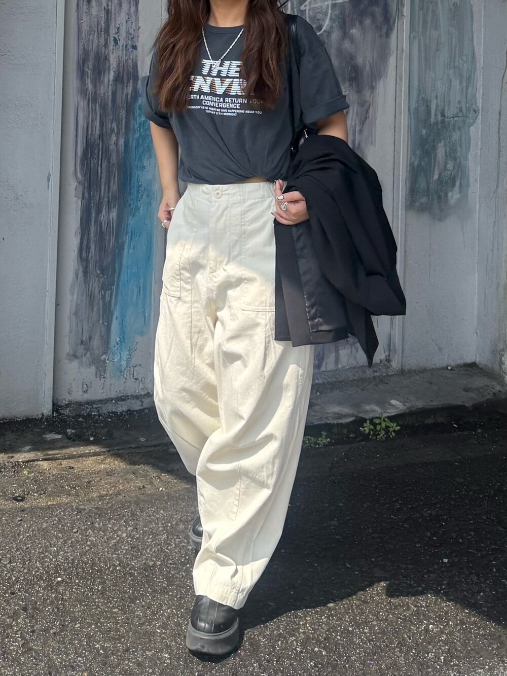 グレー系のTシャツ/カットソー、ホワイト系のその他パンツを着用したレディースの春コーディネートの5枚目の写真