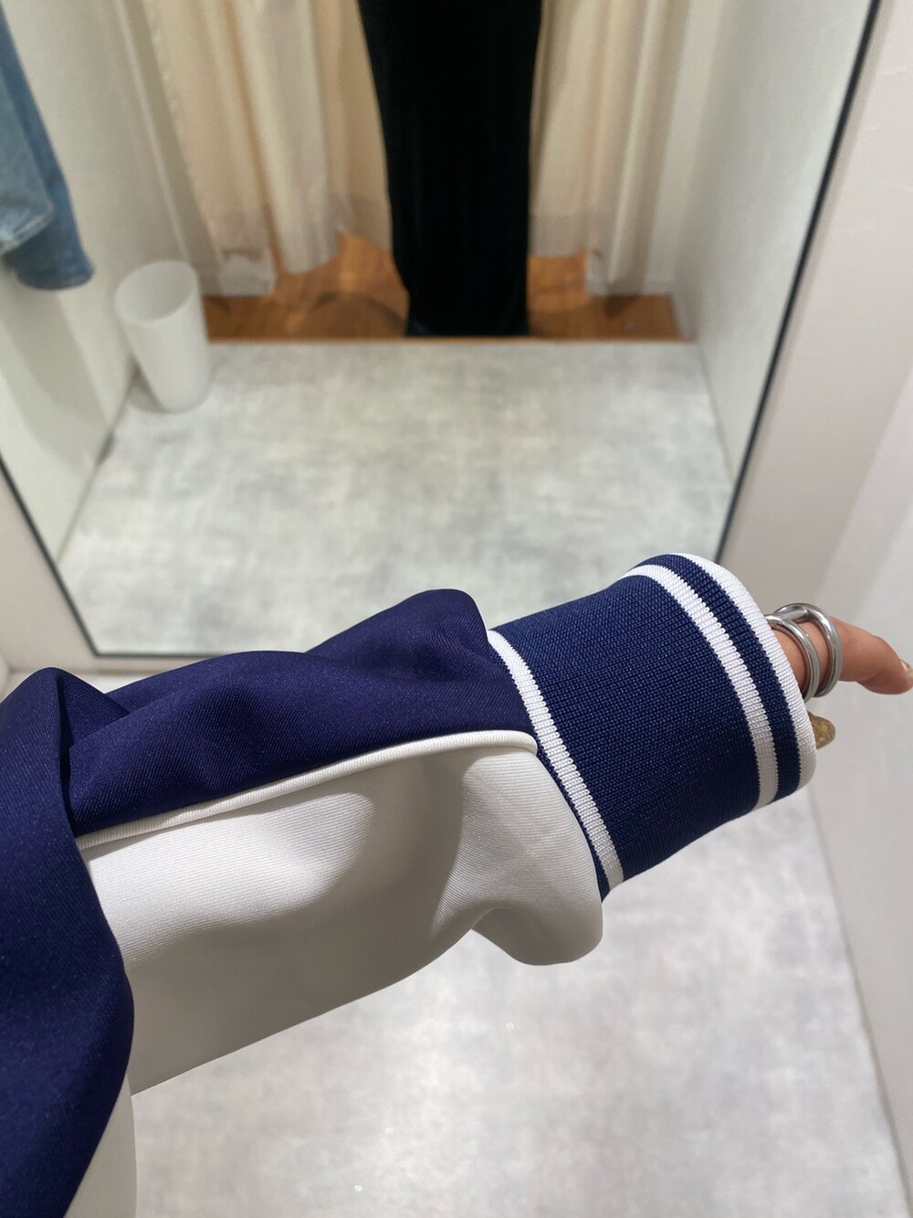 ブルー系のブルゾン、ブラック系のスカートを着用したレディースの秋コーディネートの4枚目の写真