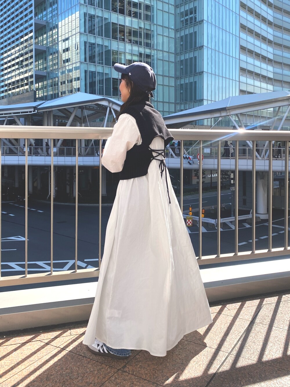 ブラック系のワンピースを着用したレディースの冬コーディネートの2枚目の写真