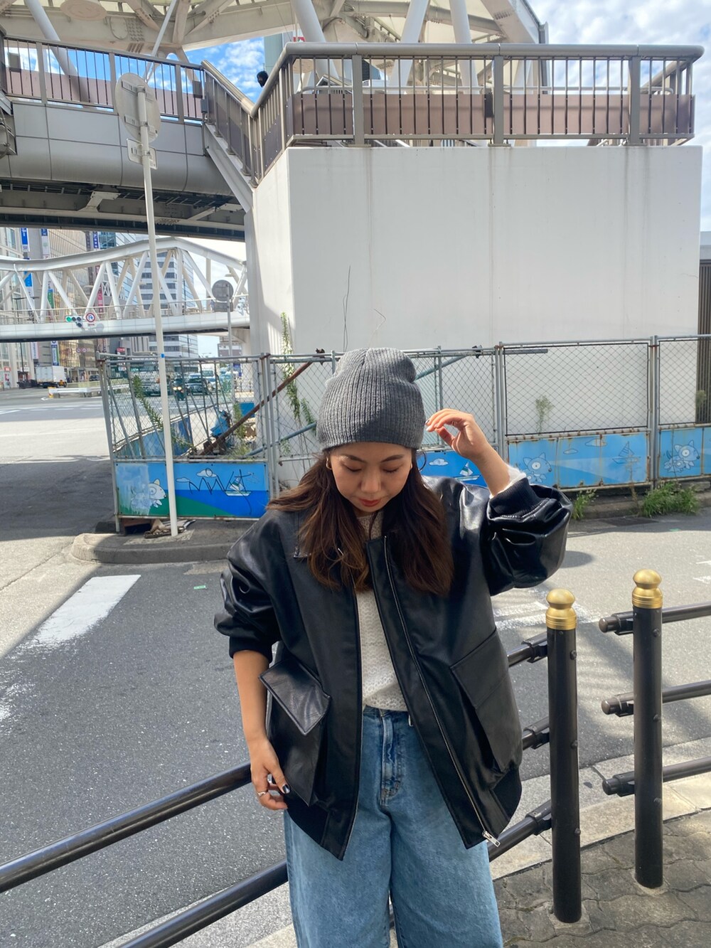 ホワイト系のニット/セーター、ブルー系のデニムパンツ、ブラック系のブルゾンを着用したレディースの秋コーディネートの6枚目の写真