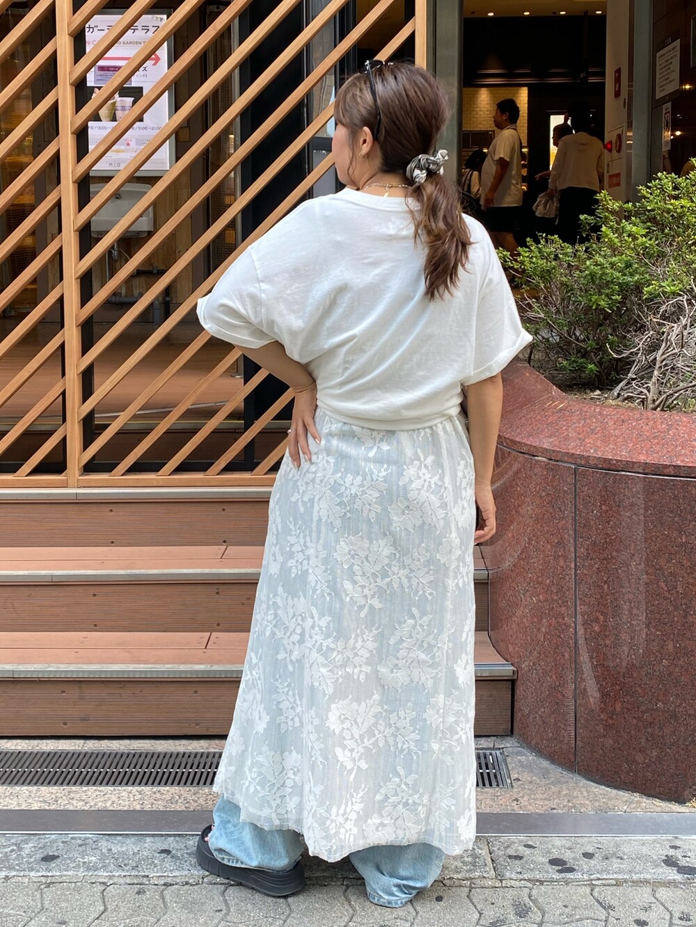 ホワイト系のTシャツ/カットソー、ホワイト系のワンピースを着用したレディースの秋コーディネートの2枚目の写真