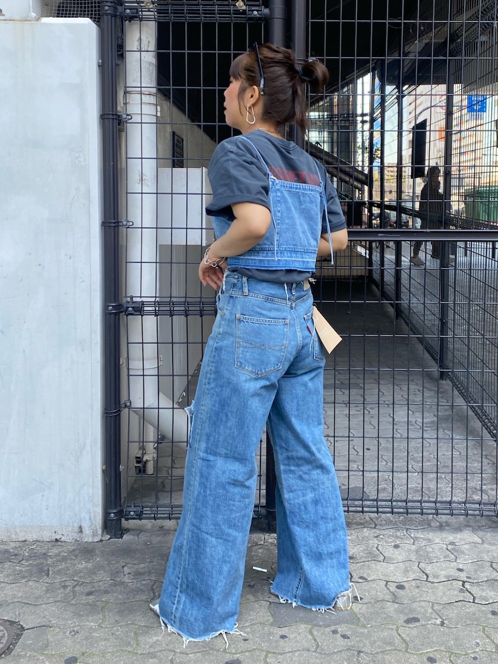 ブルー系のデニムパンツ、グレー系のTシャツ/カットソー、ブルー系のキャミソールを着用したレディースの春コーディネートの3枚目の写真