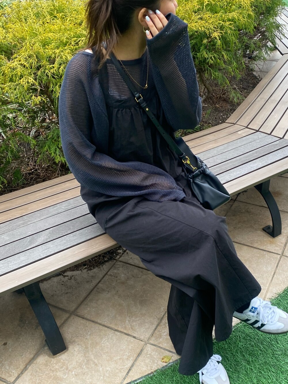 グレー系のTシャツ/カットソー、ブラック系のつなぎ/オールインワンを着用したレディースの春コーディネートの7枚目の写真