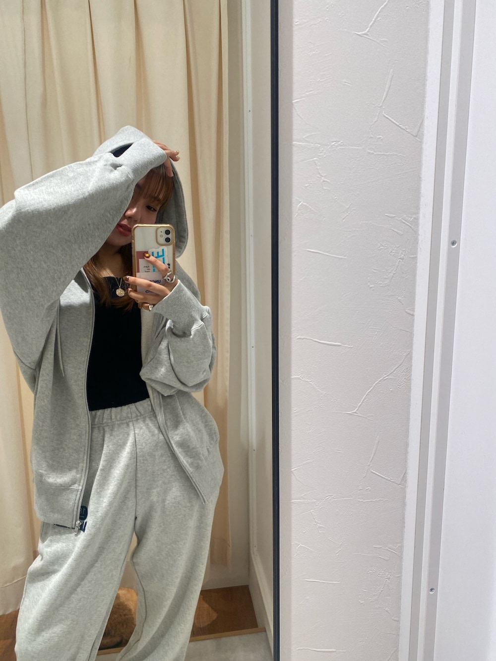 グレー系のパーカー、グレー系のスウェットパンツを着用したレディースの秋コーディネートの2枚目の写真