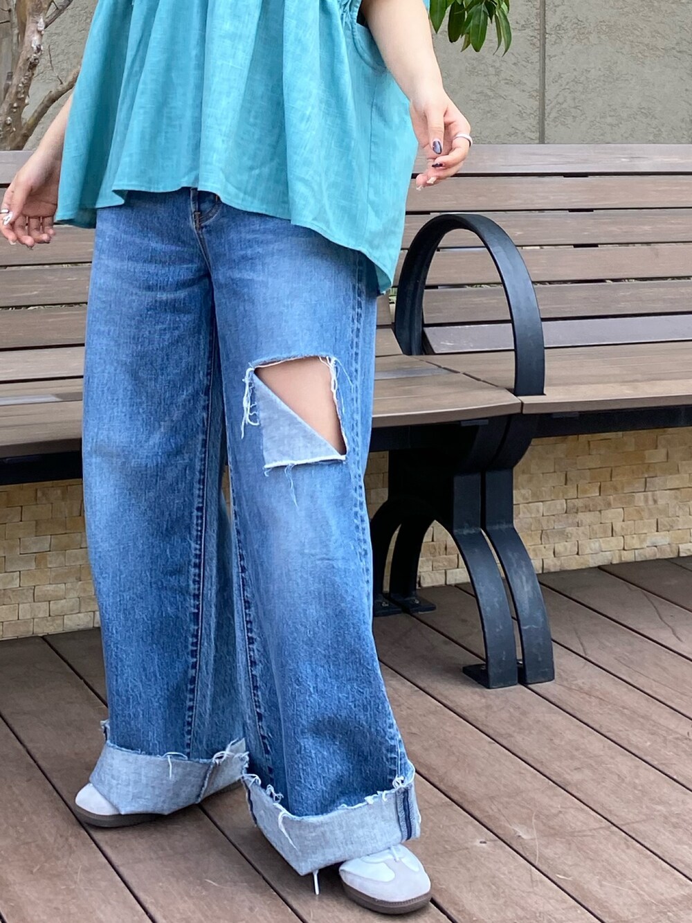 ブルー系のシャツ/ブラウス、ブルー系のデニムパンツを着用したレディースの春コーディネートの7枚目の写真