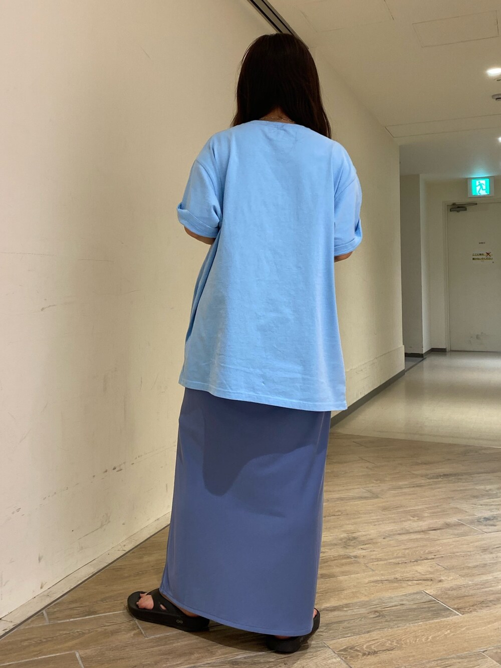 ブルー系のTシャツ/カットソー、ブルー系のスカートを着用したレディースの春コーディネートの3枚目の写真