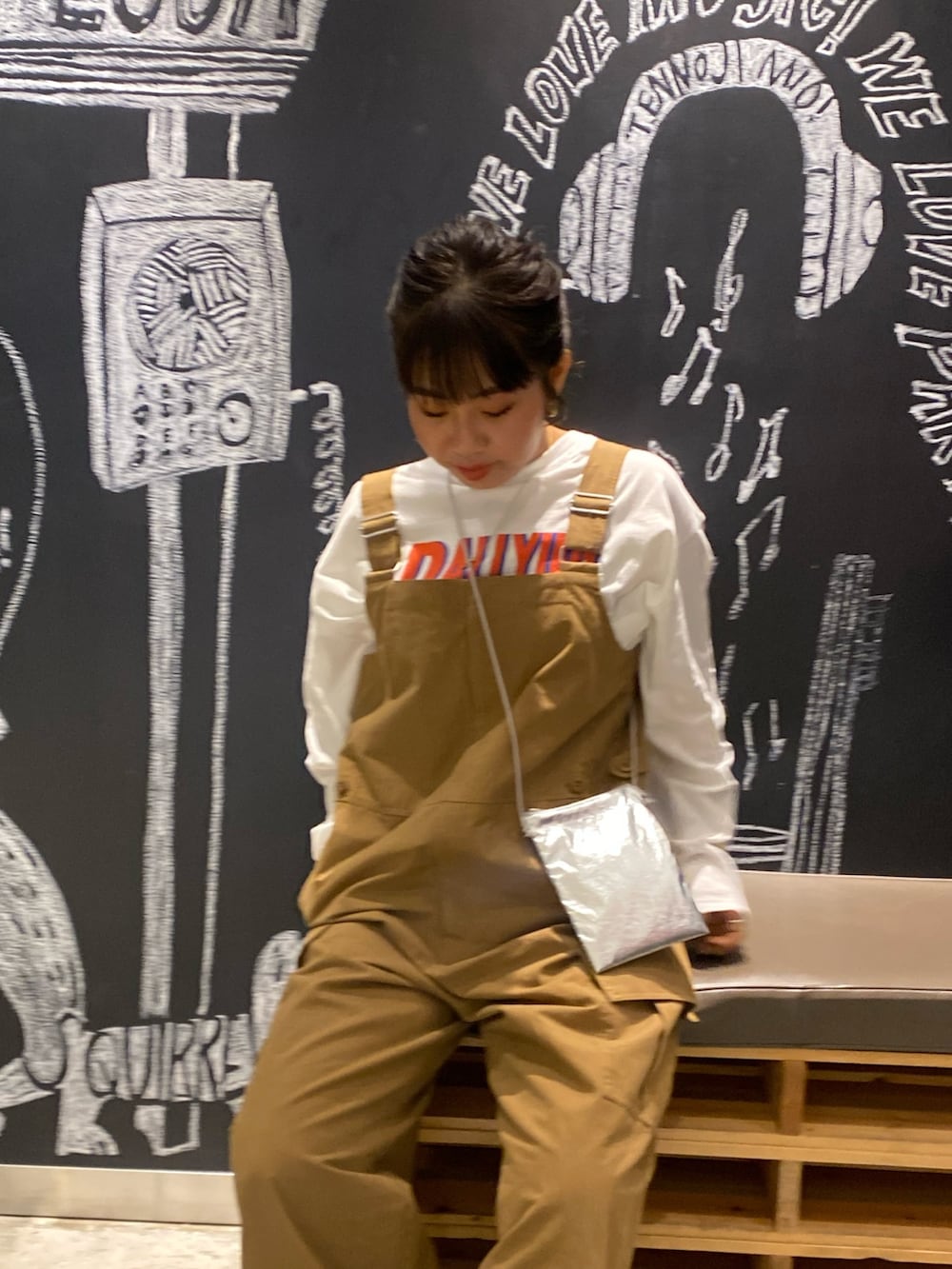 イエロー系のつなぎ/オールインワン、ホワイト系のTシャツ/カットソー、シルバー系のショルダーバッグを着用したレディースの冬コーディネートの7枚目の写真