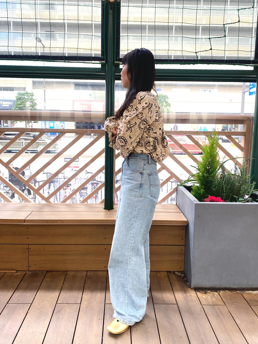 その他のシャツ/ブラウス、ブルー系のデニムパンツ、ゴールド系のパンプスを着用したレディースの春コーディネートの2枚目の写真