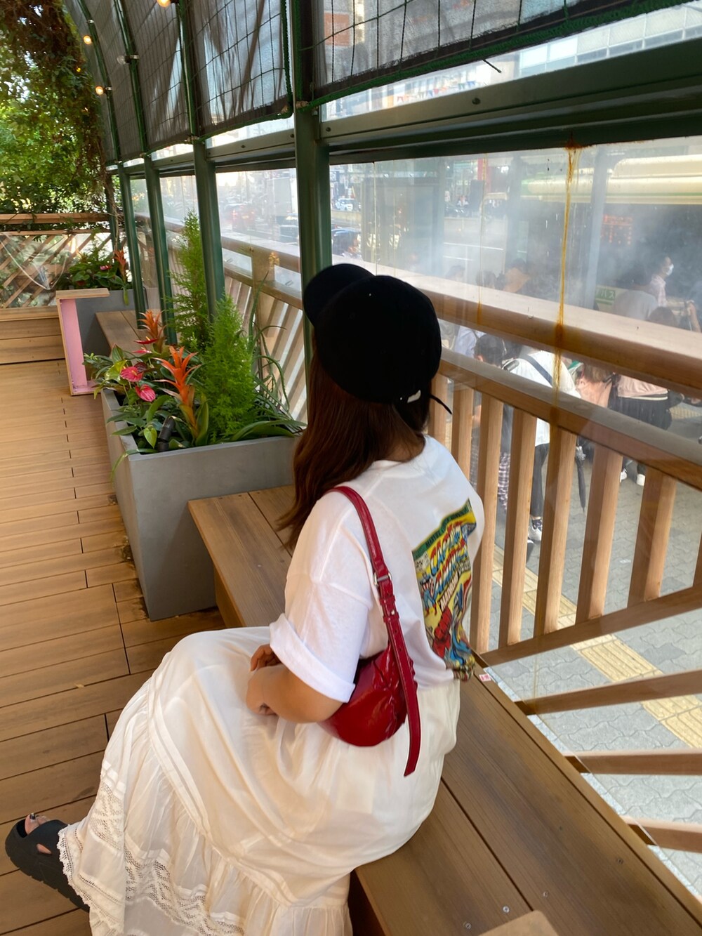 ホワイト系のTシャツ/カットソー、ホワイト系のスカート、ブラック系のキャップを着用したレディースの夏コーディネートの4枚目の写真