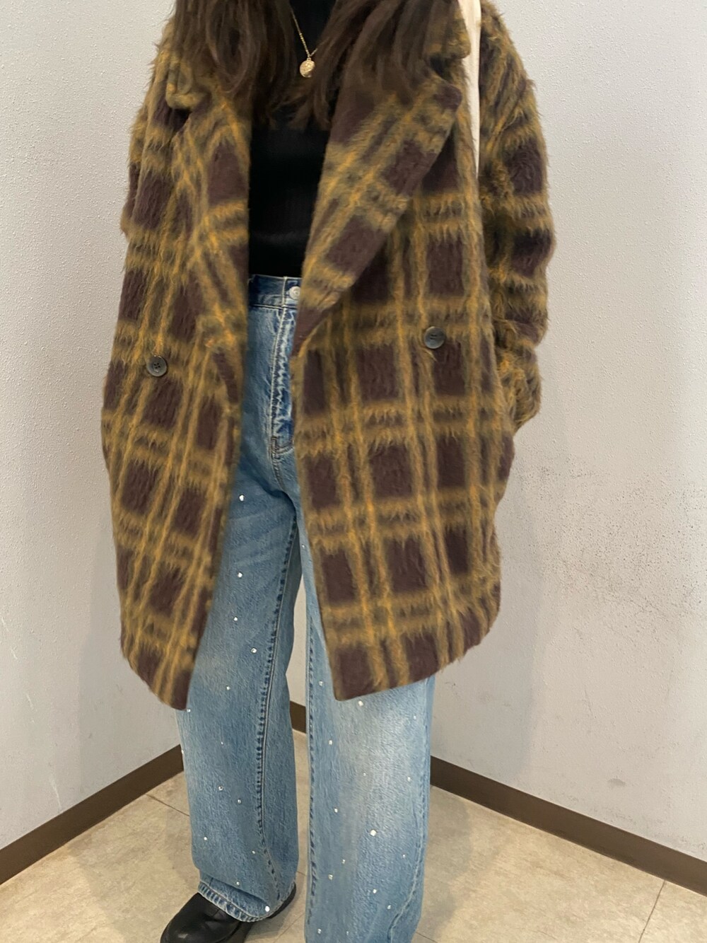 その他のピーコート、ブルー系のデニムパンツ、ブラック系のニット/セーターを着用したレディースの冬コーディネートの6枚目の写真