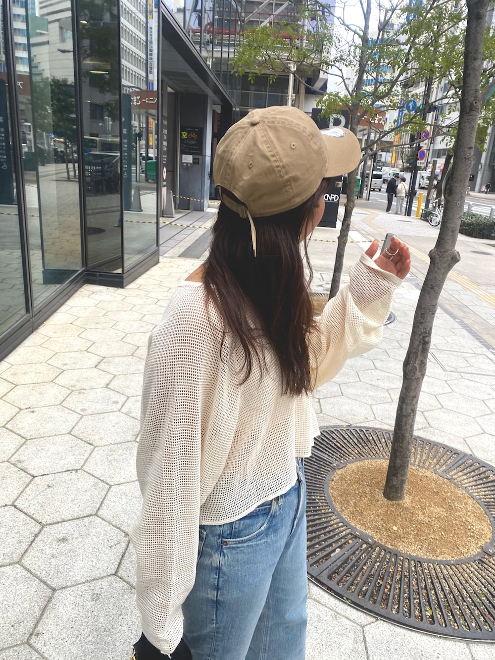 ホワイト系のTシャツ/カットソー、ブルー系のデニムパンツを着用したレディースの冬コーディネートの5枚目の写真