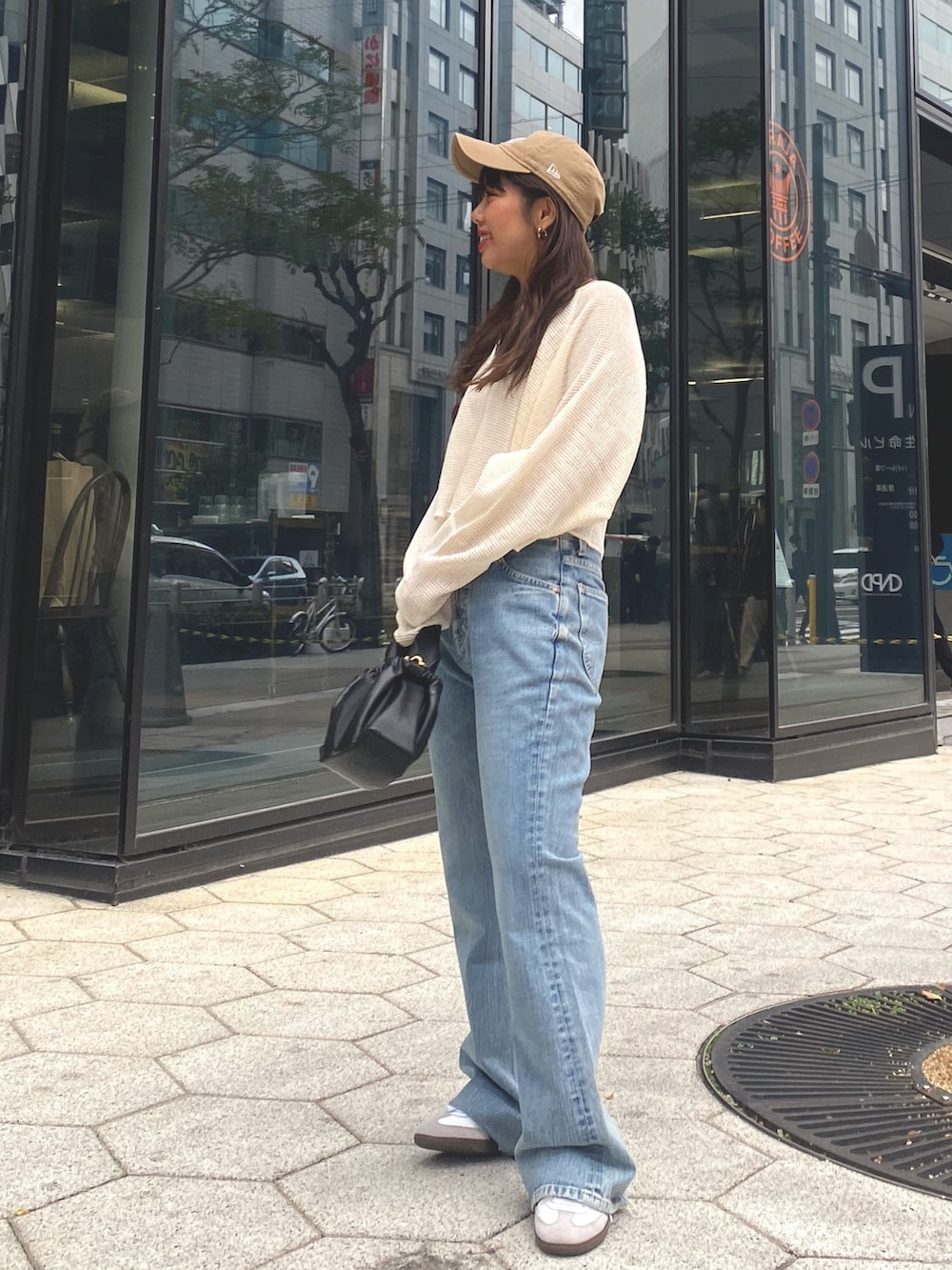 ホワイト系のTシャツ/カットソー、ブルー系のデニムパンツを着用したレディースの冬コーディネートの4枚目の写真