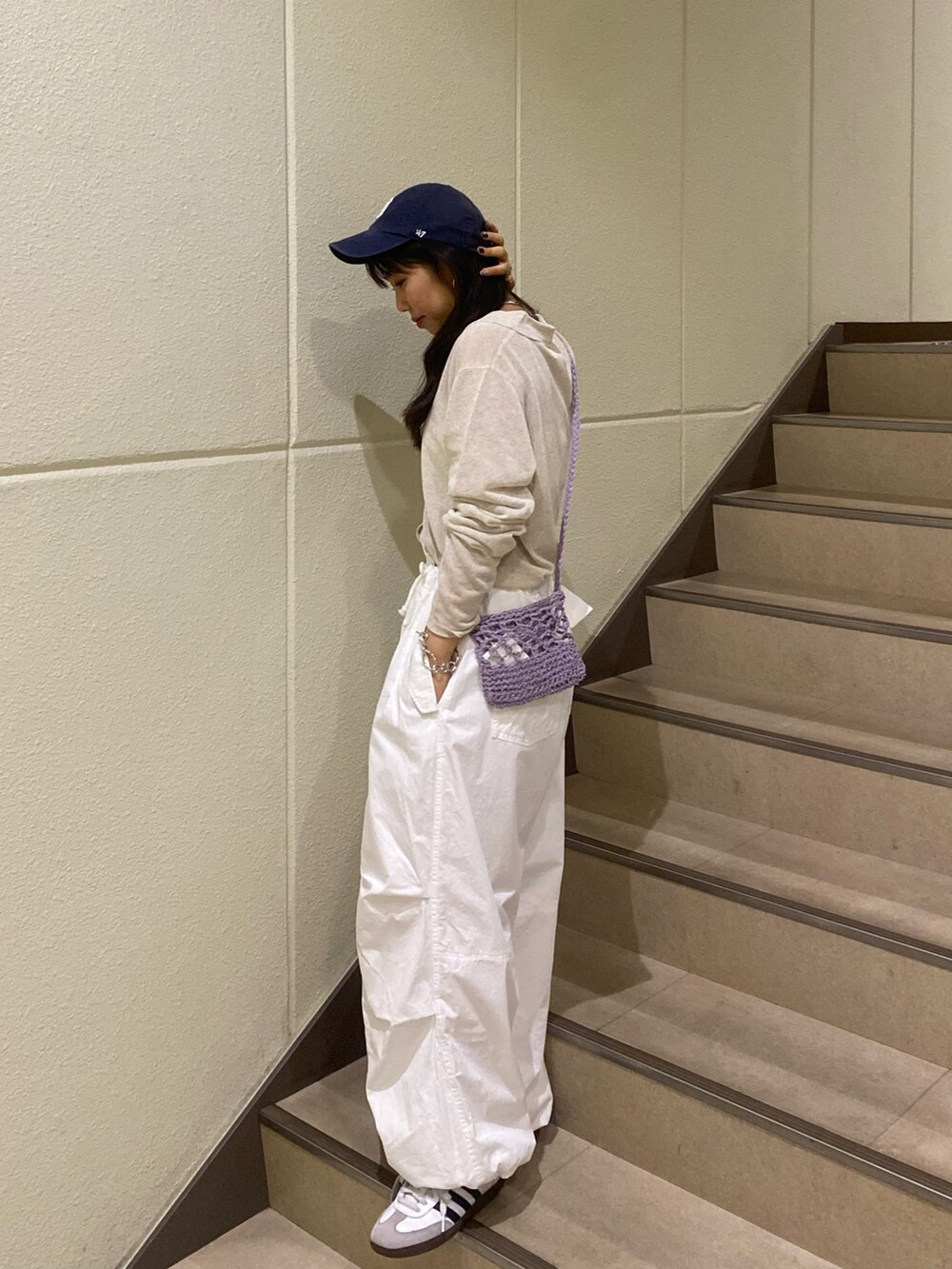 ホワイト系のカーディガン/ボレロ、ホワイト系のその他パンツ、パープル系のショルダーバッグを着用したレディースの春コーディネートの2枚目の写真