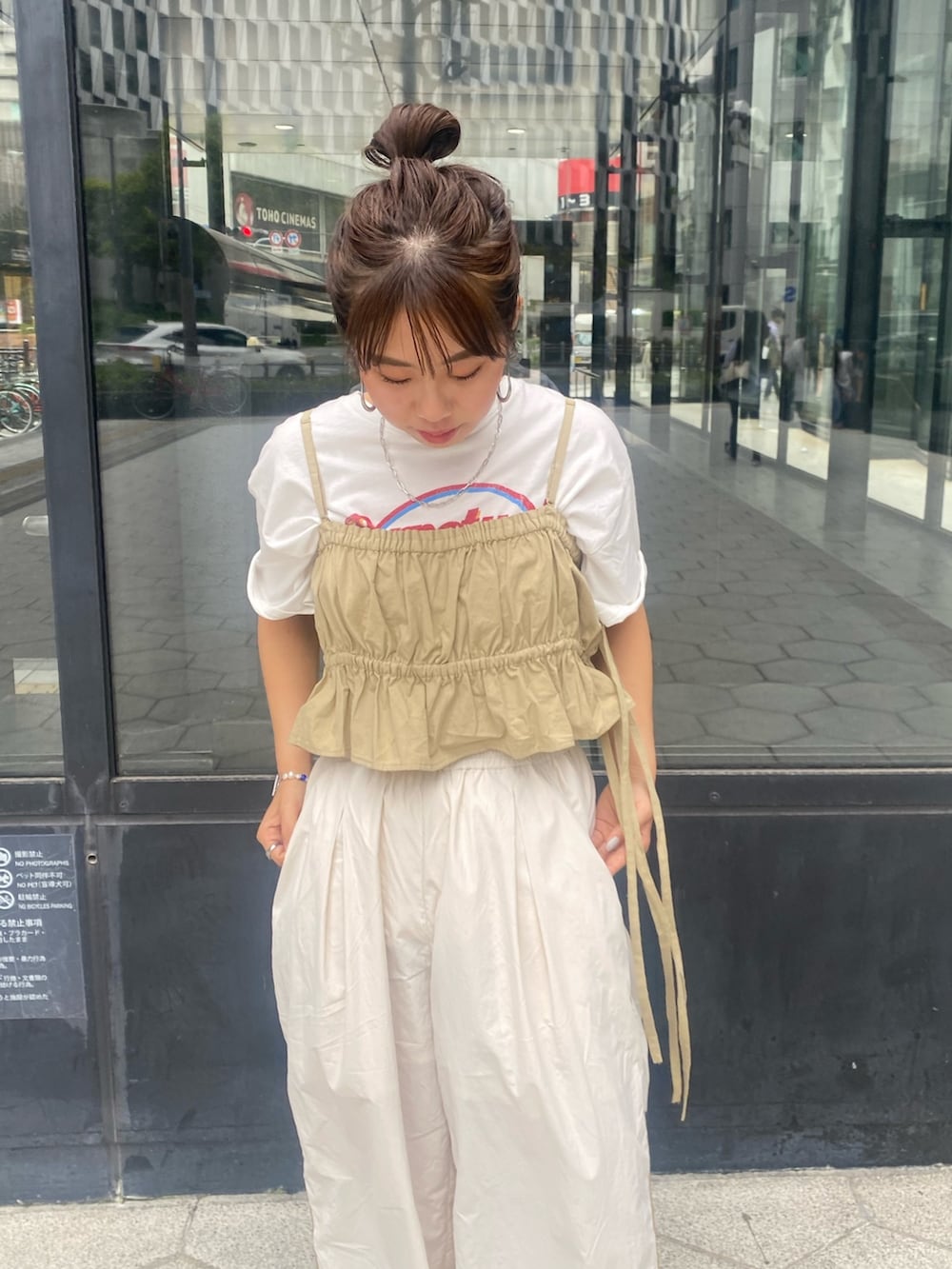 ホワイト系のTシャツ/カットソー、ホワイト系のその他パンツ、シルバー系のサンダルを着用したレディースの春コーディネートの4枚目の写真