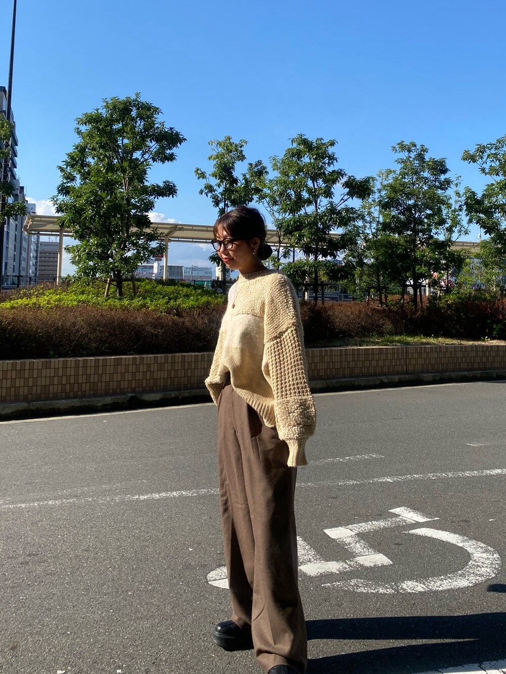 ホワイト系のニット/セーター、ブラウン系のその他パンツを着用したレディースの秋コーディネートの2枚目の写真