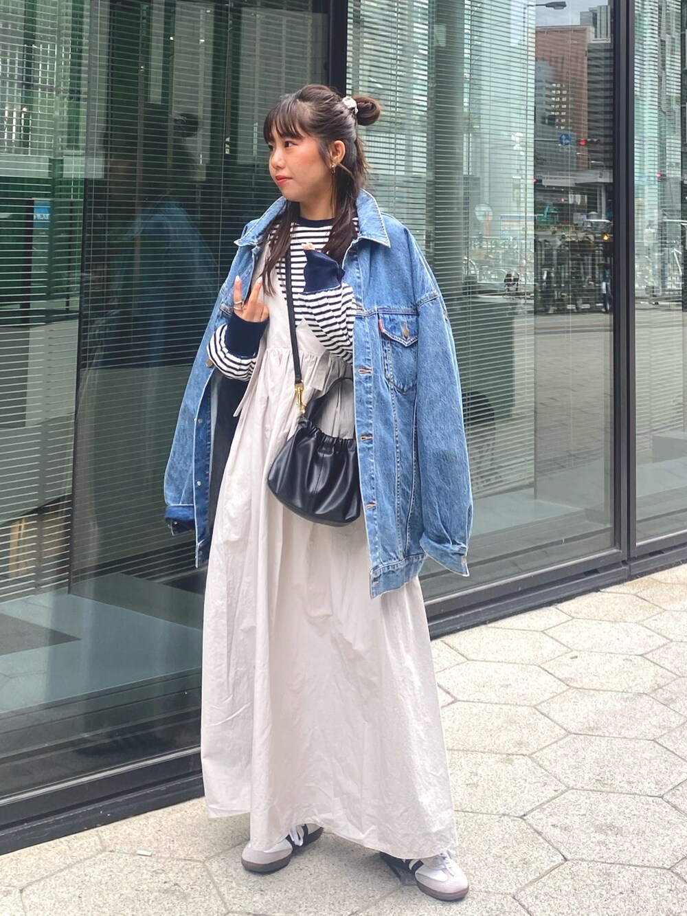 ブルー系のデニムジャケット、グレー系のワンピース、ブルー系のTシャツ/カットソーを着用したレディースの冬コーディネートの2枚目の写真