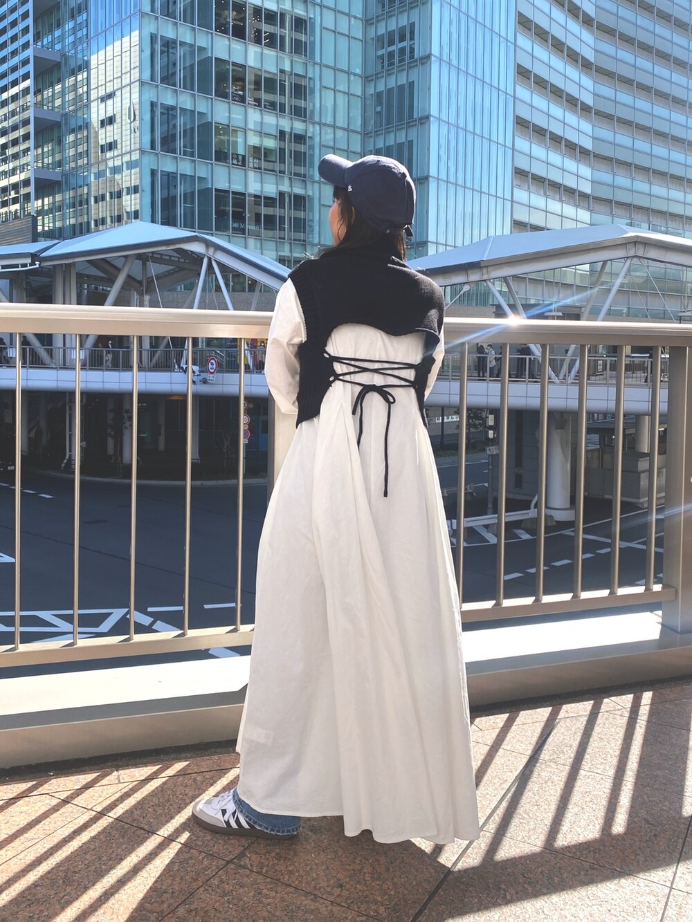 ブラック系のワンピースを着用したレディースの冬コーディネートの3枚目の写真