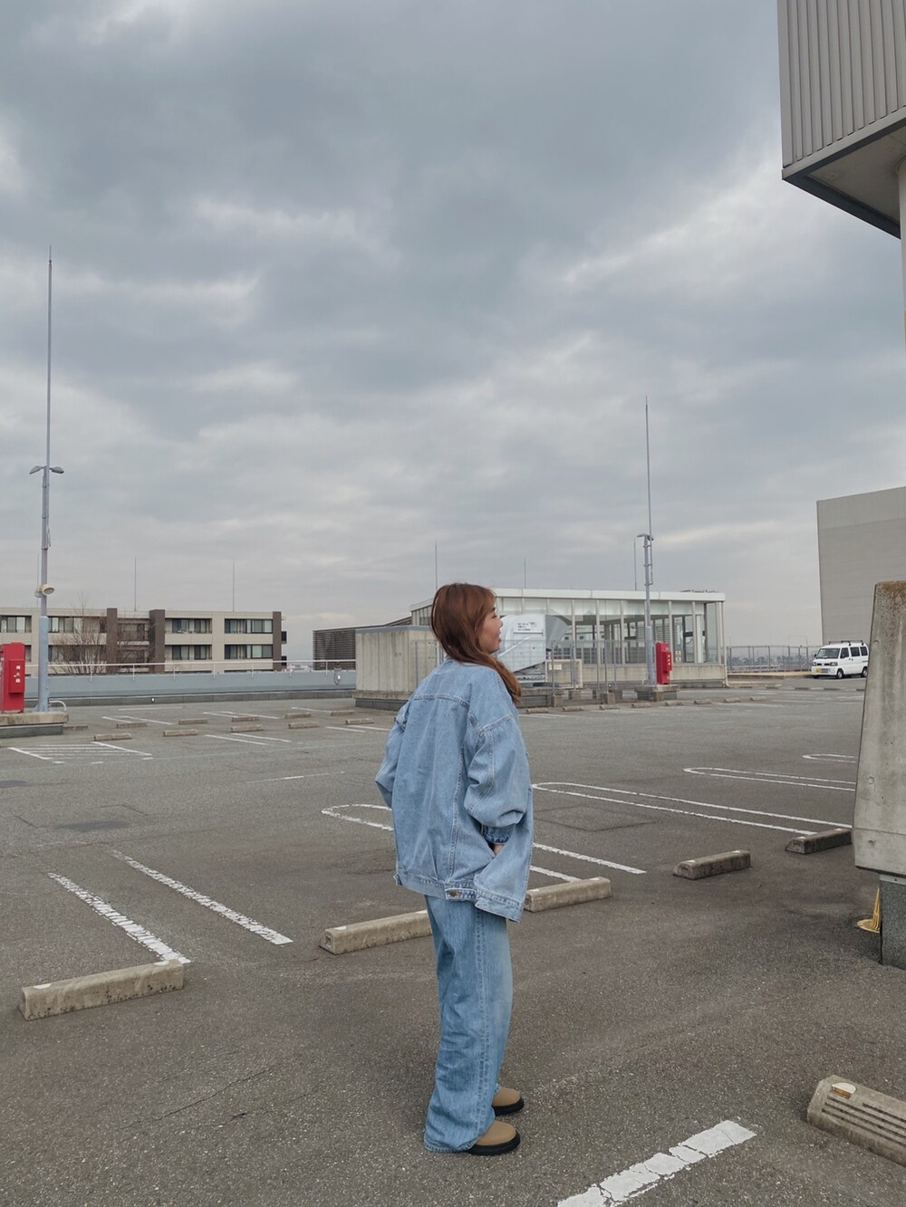 ブルー系のデニムジャケット、ブルー系のデニムパンツ、ホワイト系のTシャツ/カットソーを着用したレディースの冬コーディネートの3枚目の写真