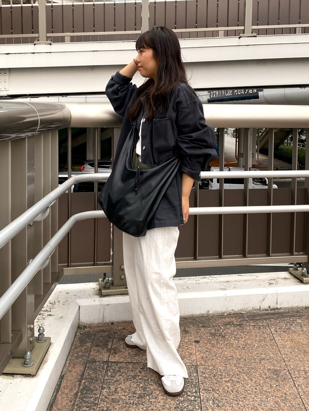 グレー系のブルゾン、ホワイト系のその他パンツ、ホワイト系のキャミソールを着用したレディースの春コーディネートの2枚目の写真