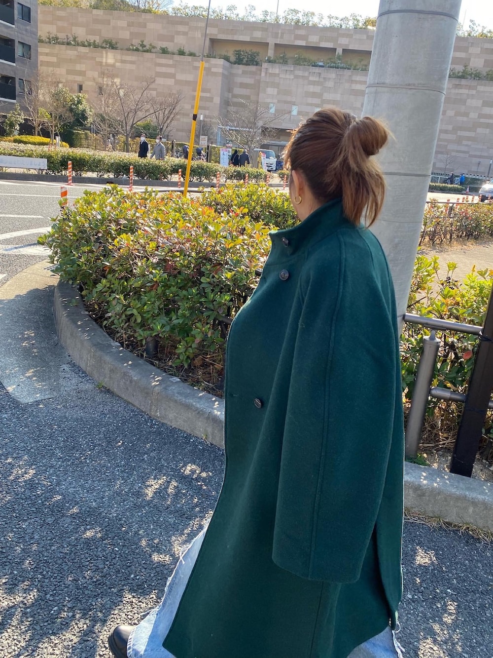 グリーン系のその他アウター、グレー系のニット/セーター、ブルー系のデニムパンツを着用したレディースの冬コーディネートの4枚目の写真