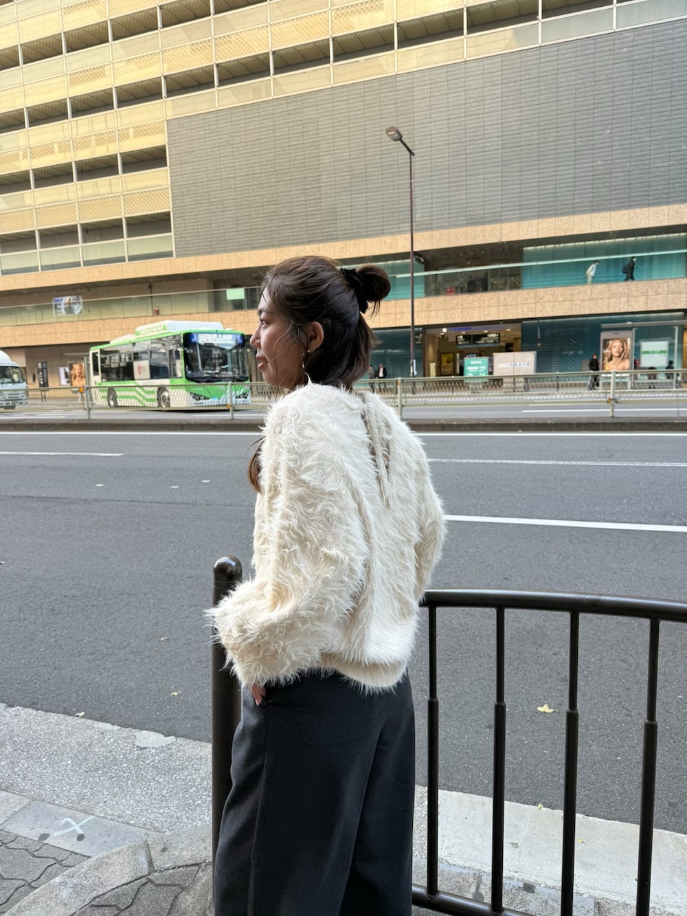 ホワイト系のニット/セーター、グレー系のその他パンツを着用したレディースの冬コーディネートの5枚目の写真