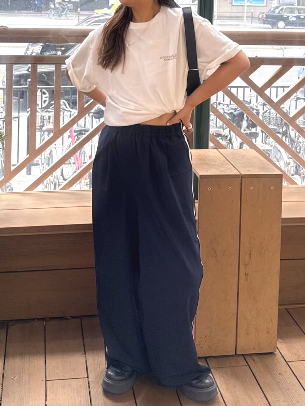 ホワイト系のTシャツ/カットソー、ブルー系のその他パンツを着用したレディースの春コーディネートの6枚目の写真